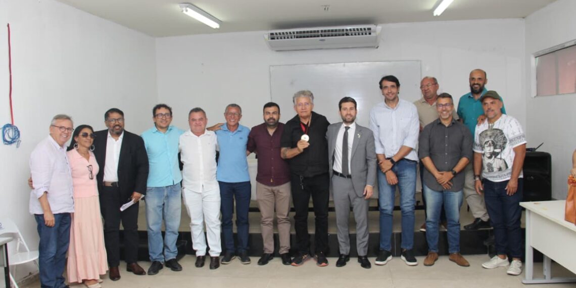 ALPB concede Medalha Augusto dos Anjos ao artista Luiz Torres Cacau