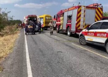 Colisão frontal entre caminhonete e ônibus escolar deixa um morto e vários feridos no Sertão