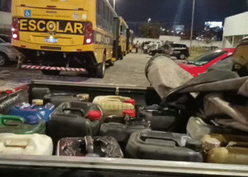 Cinco homens são presos suspeitos de roubar e vender óleo diesel de ônibus escolares, em Sapé