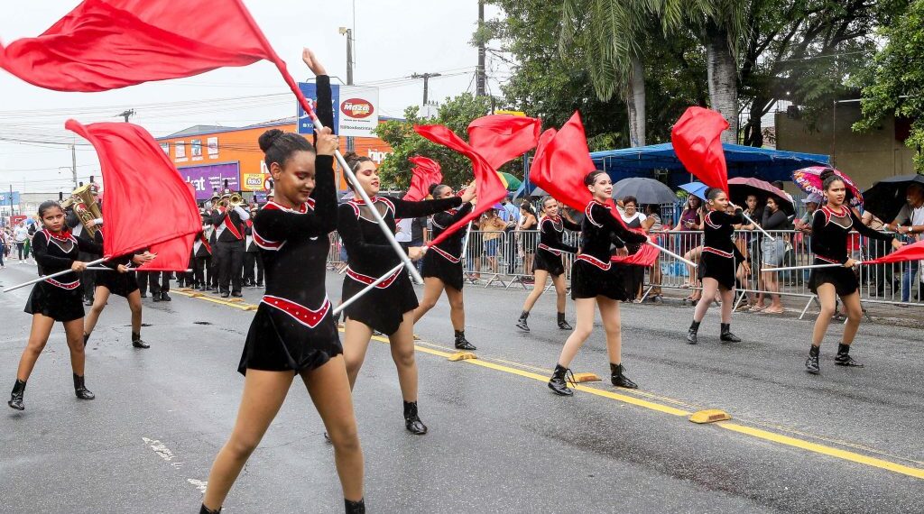 Tradição se mantém com grande público prestigiando desfile cívico no bairro de Mangabeira