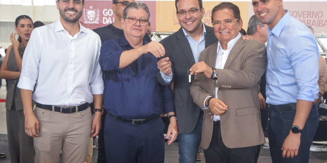 Adriano Galdino destaca importância de novos ônibus escolares para o futuro da Paraíba