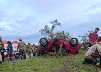Carro capota e deixa cinco pessoas feridas em acidente na PB-008, em João Pessoa