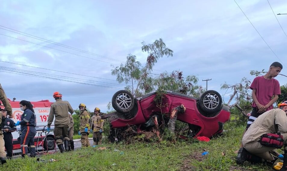 Carro capota e deixa cinco pessoas feridas em acidente na PB-008, em João Pessoa