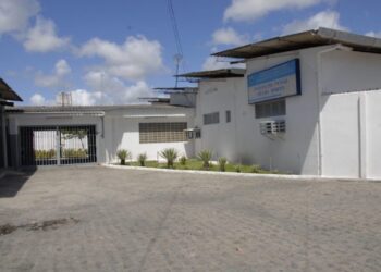 Detento é flagrado usando internet no presídio Silvio Porto, em Mangabeira