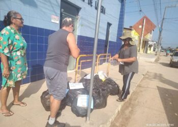 Moradores de Lucena levam lixo até a prefeitura em protesto após uma semana sem coleta
