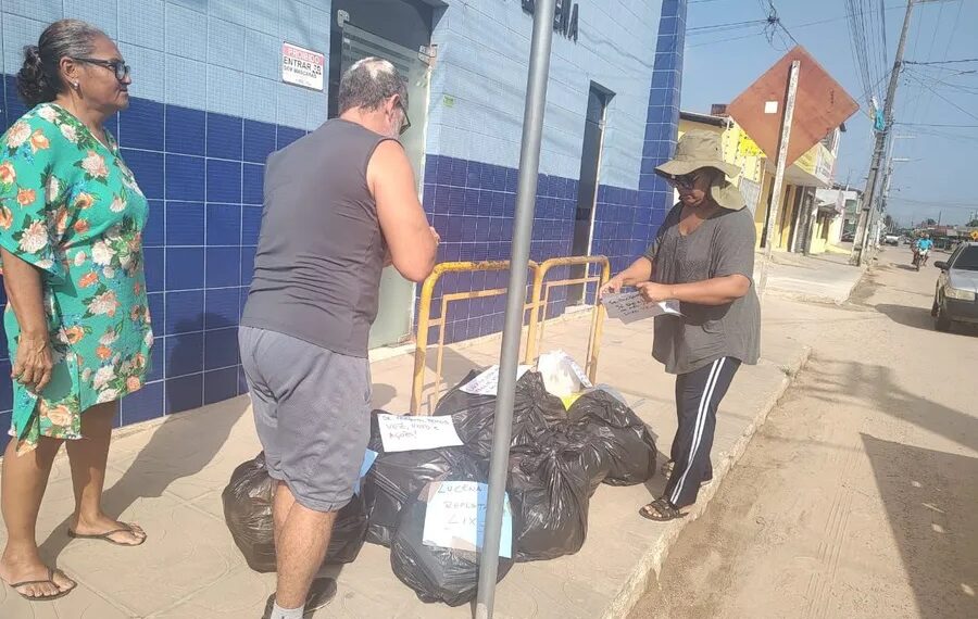 Moradores de Lucena levam lixo até a prefeitura em protesto após uma semana sem coleta