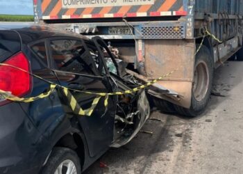 Motorista morre em grave acidente na BR-230 após veículo bater em carreta