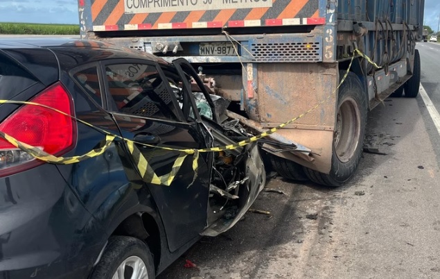 Motorista morre em grave acidente na BR-230 após veículo bater em carreta