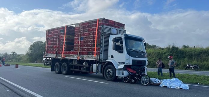 Acidente entre caminhão e moto deixa dois mortos na BR-230, na Grande JP