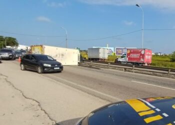 Caminhão baú tomba próximo do viaduto das Três Lagoas, em JP