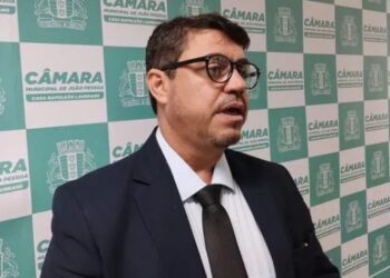 Dinho alfineta negativa de João em receber apoio de Cícero para o Senado: “Se não quiser o voto do prefeito, do presidente da Câmara e de Léo, é outro assunto”