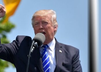 Julgamento de Bolsonaro: porta-voz da Casa Branca diz que Trump não hesitará em usar poder militar no Brasil