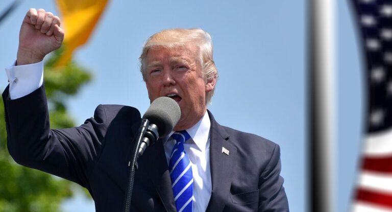 Julgamento de Bolsonaro: porta-voz da Casa Branca diz que Trump não hesitará em usar poder militar no Brasil