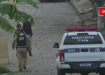 Polícia resgata homem amarrado e evita possível execução, em Bayeux