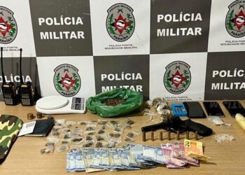 Homem é preso com drogas, arma e material para tráfico em João Pessoa