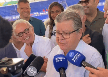 Ao lado de Cícero, João sugere à imprensa pergunta ao prefeito: “Qual é a chapa dele”?