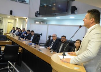 Assembleia homenageia profissional de administração em sessão conjunta com a CMJP