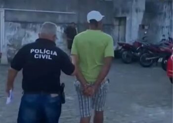 Homem é preso suspeito de arrombar delegacia e roubar espingarda, na Paraíba