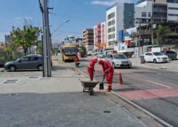 Agentes da EMLUR realizam serviços de zeladoria nos bairros do Bessa e Jardim Oceania