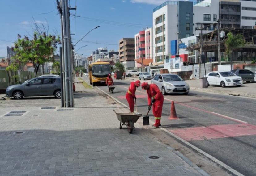 Agentes da EMLUR realizam serviços de zeladoria nos bairros do Bessa e Jardim Oceania