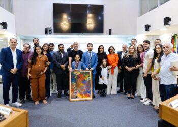 ALPB concede medalha Augusto dos Anjos a menino pintor autista que vai expor no Louvre