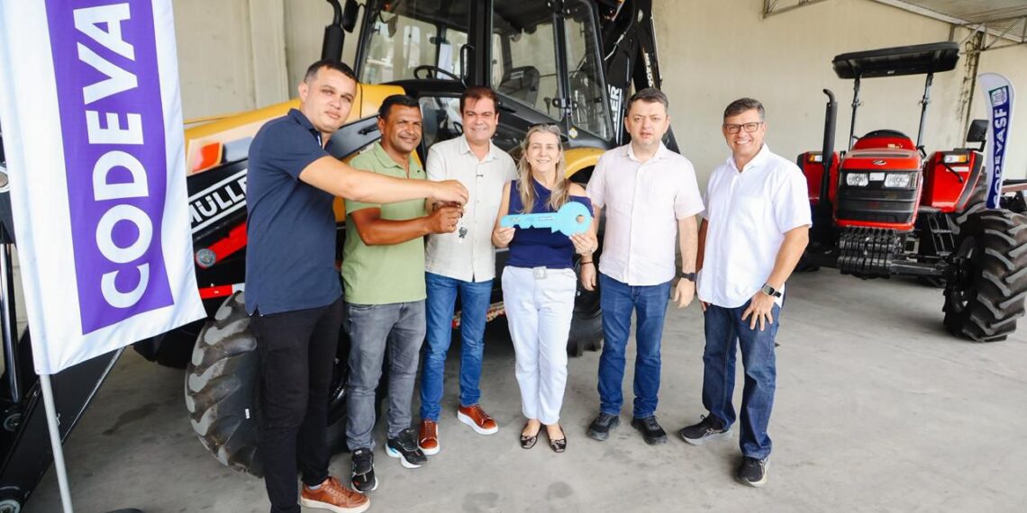 Mersinho Lucena entrega retroescavadeira para Areia e equipamentos agrícolas para Solânea