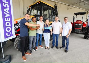 Mersinho Lucena entrega retroescavadeira para Areia e equipamentos agrícolas para Solânea