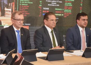 Adriano Galdino apresenta demandas do Sertão ao Governo do Estado em tempo real durante sessão