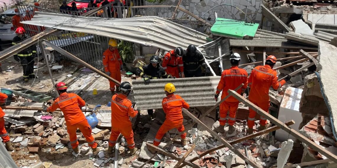 Explosão de gás provoca desabamento de oito casas em Olinda e deixa mortos e feridos