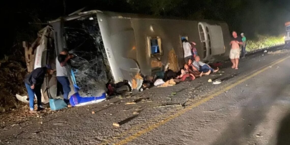 Acidente com ônibus de turismo deixa ao menos 15 mortos em Pernambuco