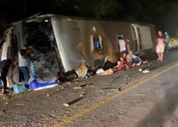 Acidente com ônibus de turismo deixa ao menos 15 mortos em Pernambuco