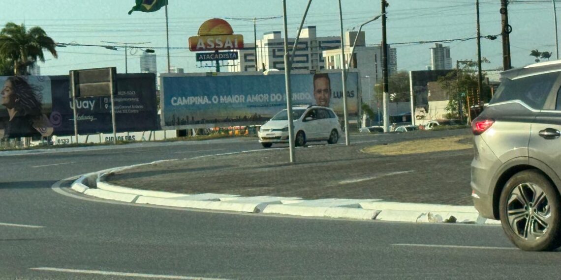Lucas Ribeiro celebra aniversário de Campina Grande com outdoor e mensagem de amor a cidade