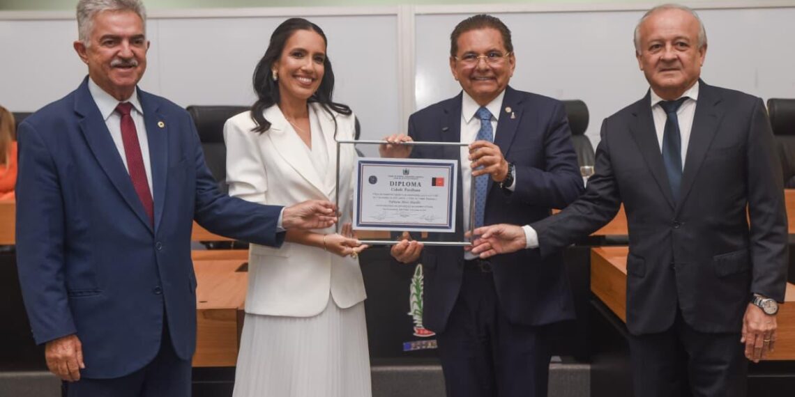 ALPB entrega título de cidadã paraibana à promotora de Justiça, Fabiana Alves Mueller