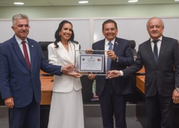 ALPB entrega título de cidadã paraibana à promotora de Justiça, Fabiana Alves Mueller