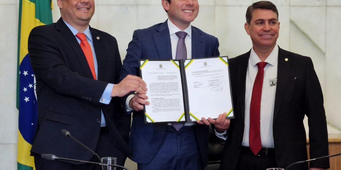 Hugo Motta e Dinho assinam criação da Rede Legislativa Metropolitana