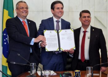 Hugo Motta e Dinho assinam criação da Rede Legislativa Metropolitana