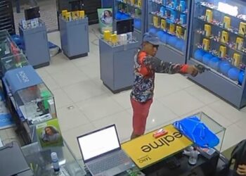 Homem armado assalta loja de celulares em João Pessoa e leva cerca de R$ 30 mil em produtos