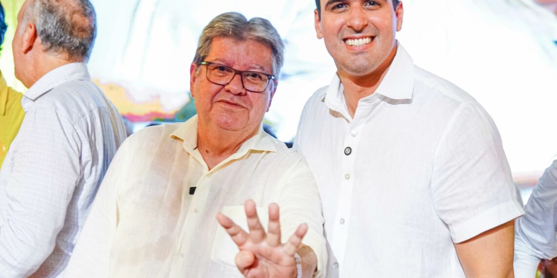 João Azevêdo anuncia licença e passa comando do governo para Lucas Ribeiro