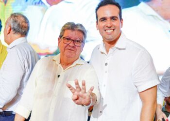 João Azevêdo anuncia licença e passa comando do governo para Lucas Ribeiro