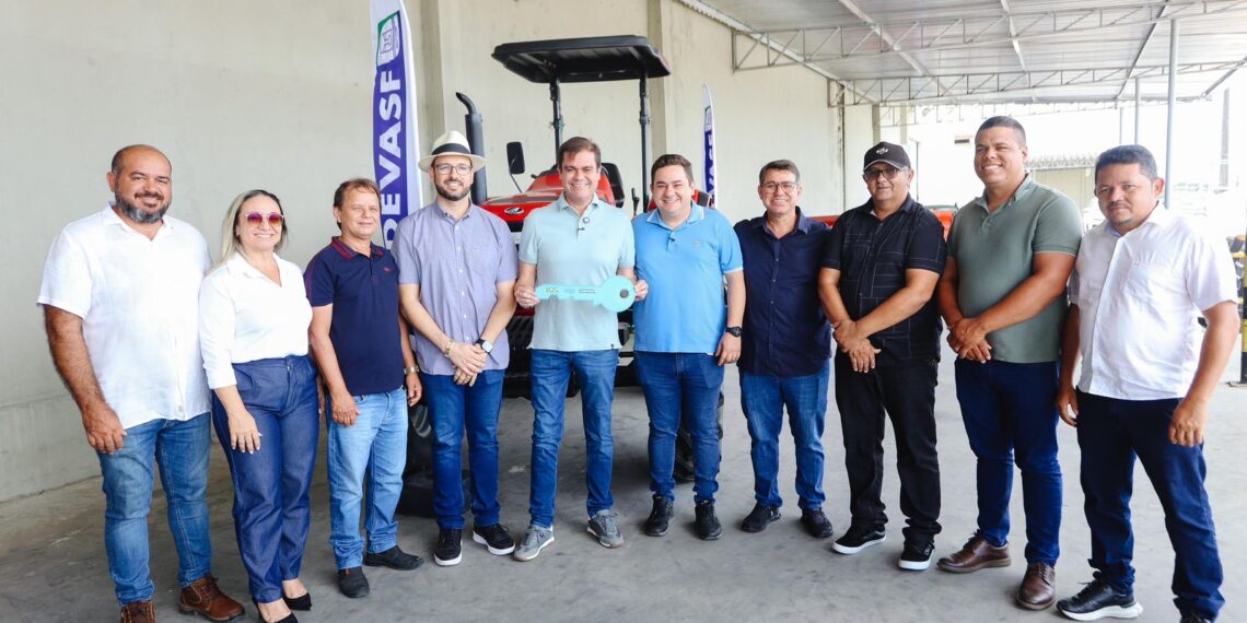 Mersinho Lucena entrega equipamentos agrícolas de última geração para Jacaraú