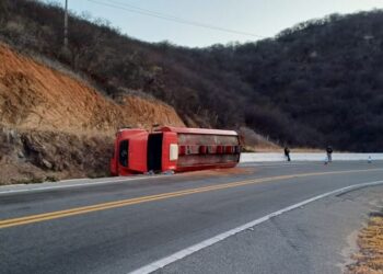 Caminhão-tanque tomba na serra de Santa Luzia; motorista ficou ferido