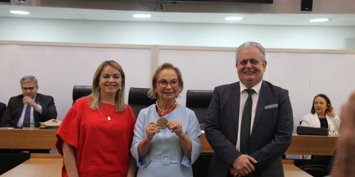 ALPB homenageia promotora Rosane Maria Araújo com Medalha Epitácio Pessoa