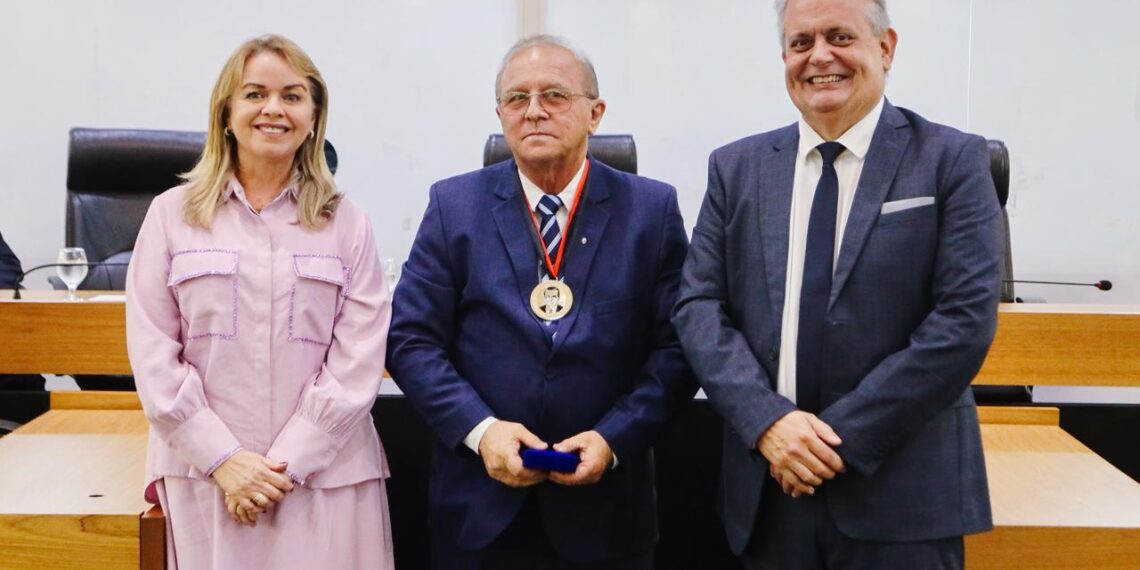 ALPB concede medalha de Mérito Jurídico ao juiz Salvador de Oliveira Vasconcelos