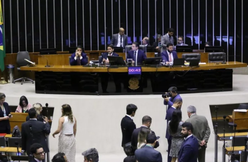 Câmara aprova texto-base do projeto de lei antifacção; quais os deputados da Paraiba votaram contra?