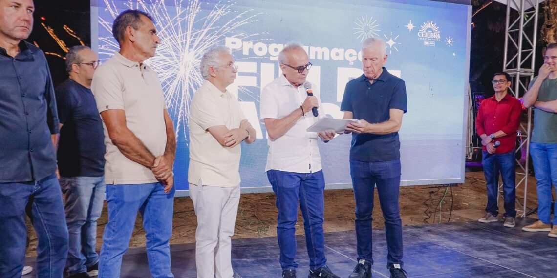 Cícero Lucena apresenta programação cultural de Natal e Réveillon e inaugura decoração natalina 