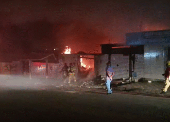Incêndio de grandes proporções destrói casa e carros no Grotão, em João Pessoa