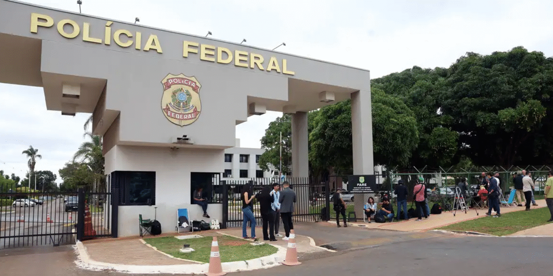 Moraes decide que Bolsonaro continuará preso na superintendência da PF