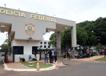 Moraes decide que Bolsonaro continuará preso na superintendência da PF