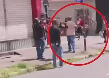 Polícia prende jovem que deu golpe “voadora” em funcionário do Estado durante protesto, em Cruz das Armas