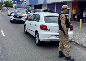 Homens são presos pela PM minutos após roubo de veículo em João Pessoa